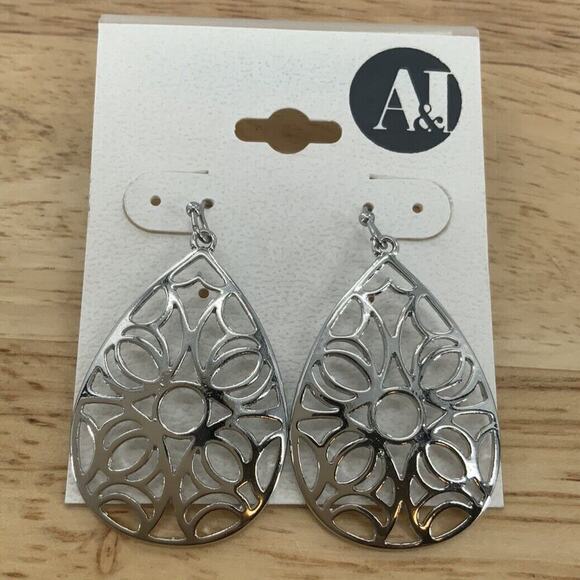A&I Silver Tone Floral Teardrop Oval Fashion Statement Earrings NEW - Picture 1 of 8